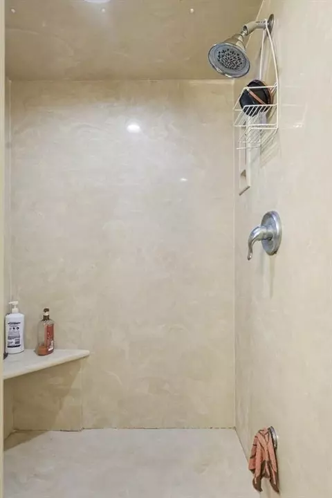 Bath - 3004 Mallard Ct, Altus, OK 73521 photo 3 of 5