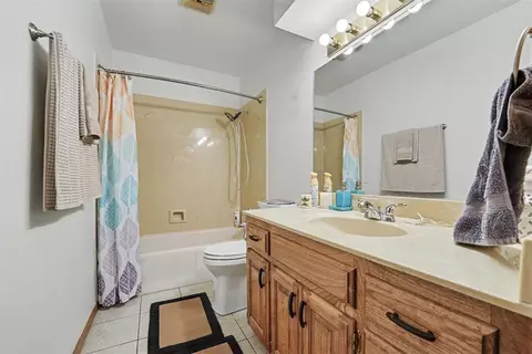 Bath - 3004 Mallard Ct, Altus, OK 73521 photo 4 of 5