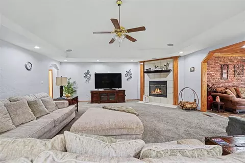 Living - 3004 Mallard Ct, Altus, OK 73521 photo 3 of 3