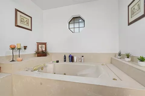 Bath - 3004 Mallard Ct, Altus, OK 73521 photo 2 of 5
