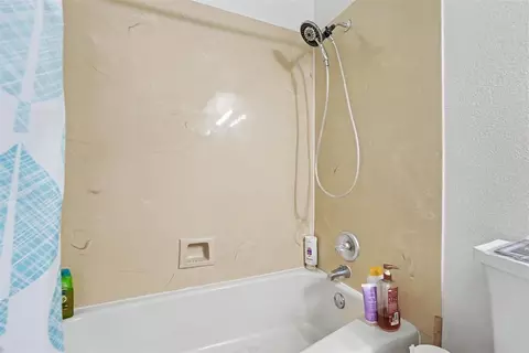 Bath - 3004 Mallard Ct, Altus, OK 73521 photo 5 of 5