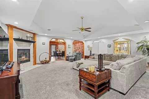 Living - 3004 Mallard Ct, Altus, OK 73521 photo 1 of 3