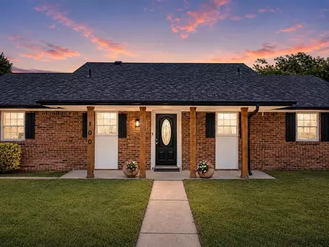 100 Olympic Dr, Moore, OK 73160