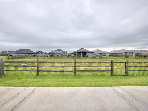 Exterior - 1237 SW 162nd St, Moore, OK 73170 photo 5 of 8