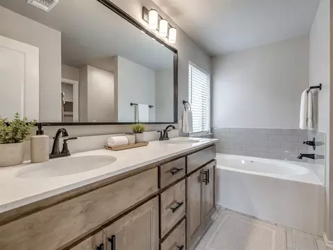 Bath - 1237 SW 162nd St, Moore, OK 73170 photo 1 of 6