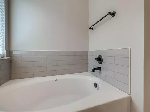 Bath - 1237 SW 162nd St, Moore, OK 73170 photo 3 of 6