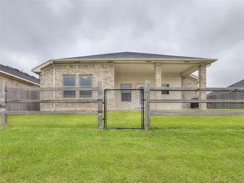 Exterior - 1237 SW 162nd St, Moore, OK 73170 photo 7 of 8