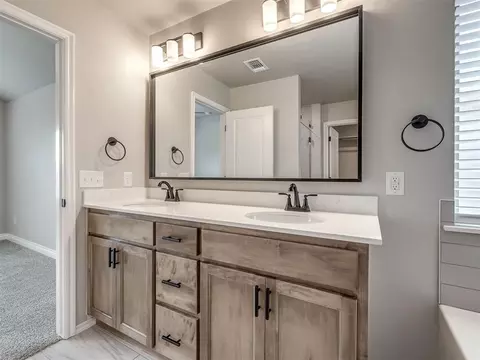 Bath - 1237 SW 162nd St, Moore, OK 73170 photo 2 of 6