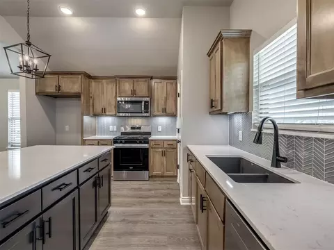 Kitchen - 1237 SW 162nd St, Moore, OK 73170 photo 4 of 6