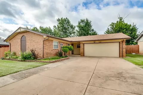 920 NE 6th St, Moore, OK 73160