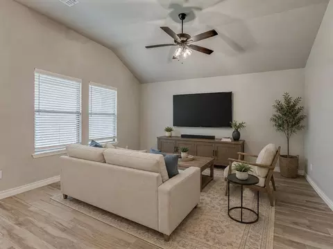 Living - 371 Park Ln, Harrah, OK 73045 photo 1 of 3