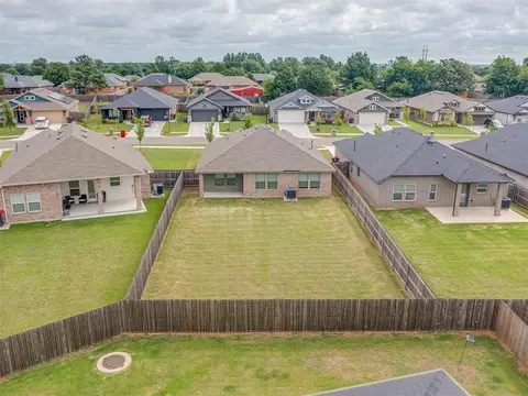 View/Area - 371 Park Ln, Harrah, OK 73045 photo 2 of 5