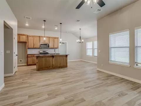 Living - 371 Park Ln, Harrah, OK 73045 photo 2 of 3