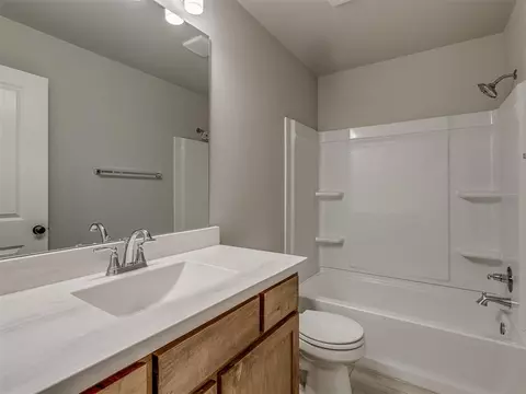 Bath - 371 Park Ln, Harrah, OK 73045 photo 5 of 6
