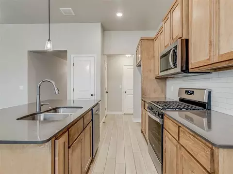 Kitchen - 371 Park Ln, Harrah, OK 73045 photo 6 of 8