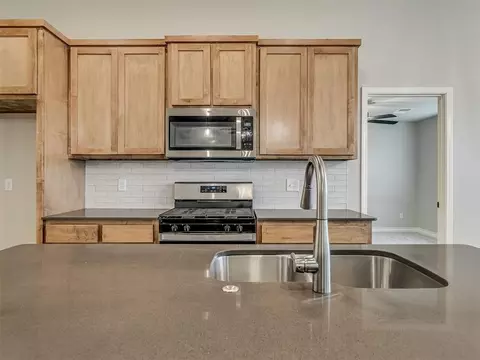 Kitchen - 371 Park Ln, Harrah, OK 73045 photo 4 of 8