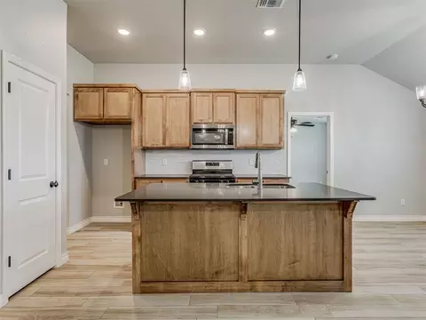 Kitchen - 371 Park Ln, Harrah, OK 73045 photo 3 of 8
