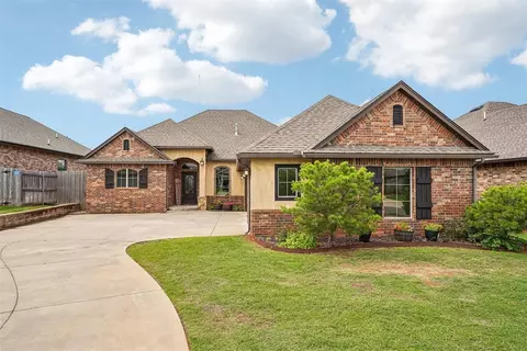 1720 NE 25th St, Moore, OK 73160