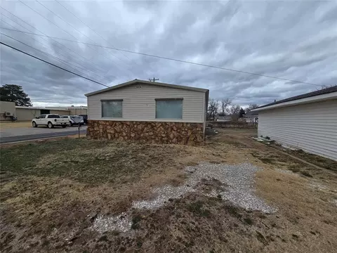 506 W 4th St, Watonga, OK 73772