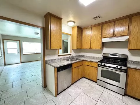 2411 N Clarke St, Choctaw, OK 73020
