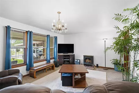 Living - 218 E H St, Ringling, OK 73456 photo 4 of 5