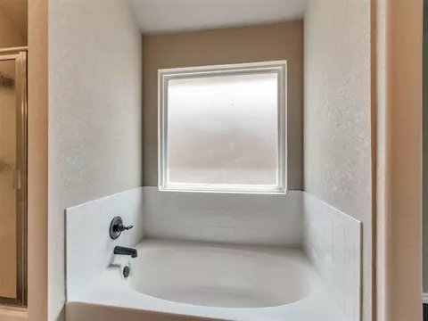 Bath - 416 Rolling Meadow Dr, Noble, OK 73068 photo 4 of 8