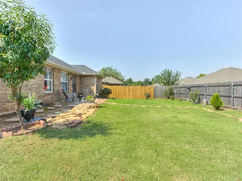 Exterior - 531 E Juniper Ln, Mustang, OK 73064 photo 6 of 6
