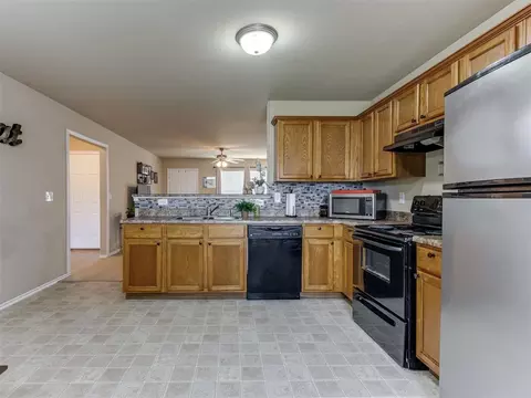 Kitchen - 531 E Juniper Ln, Mustang, OK 73064 photo 2 of 4