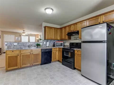 Kitchen - 531 E Juniper Ln, Mustang, OK 73064 photo 3 of 4