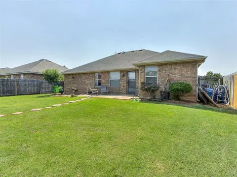 Exterior - 531 E Juniper Ln, Mustang, OK 73064 photo 5 of 6