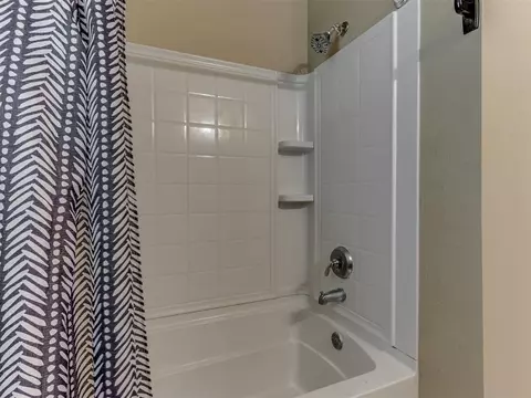 Bath - 531 E Juniper Ln, Mustang, OK 73064 photo 4 of 4