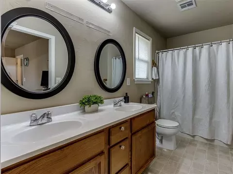 Bath - 531 E Juniper Ln, Mustang, OK 73064 photo 2 of 4