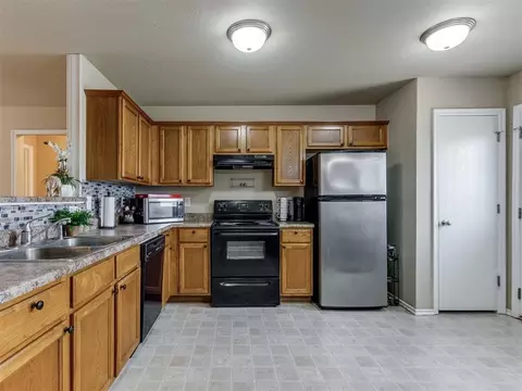 Kitchen - 531 E Juniper Ln, Mustang, OK 73064 photo 4 of 4
