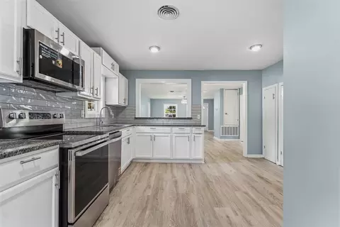 Kitchen - 413 SE 3rd St, Ardmore, OK 73401 photo 2 of 3