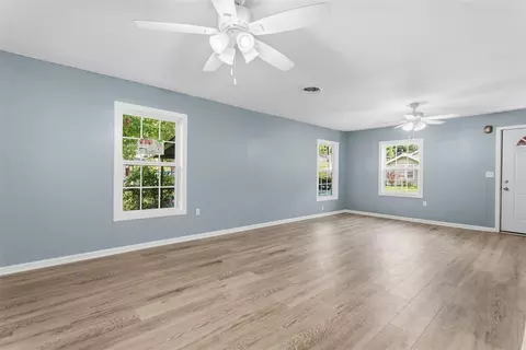 Living - 413 SE 3rd St, Ardmore, OK 73401 photo 4 of 5