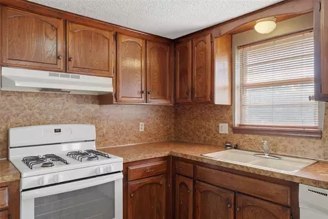 Kitchen - 628 Baer Dr, Moore, OK 73160 photo 2 of 2