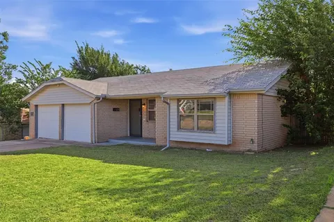 Exterior - 628 Baer Dr, Moore, OK 73160 photo 2 of 5