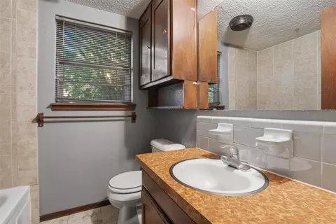Bath - 628 Baer Dr, Moore, OK 73160 photo 2 of 2