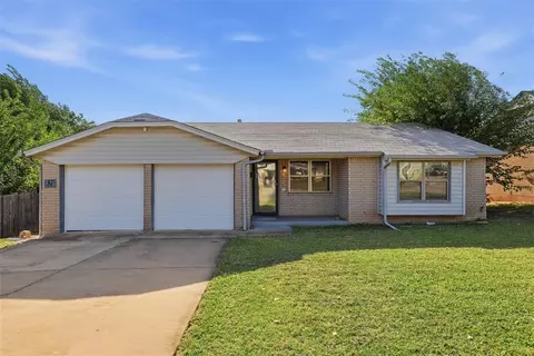 628 Baer Dr, Moore, OK 73160