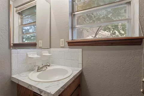 Bath - 628 Baer Dr, Moore, OK 73160 photo 1 of 2