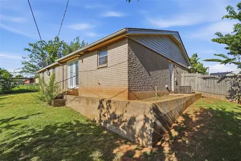 Exterior - 628 Baer Dr, Moore, OK 73160 photo 4 of 5