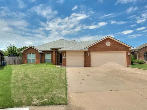 901 SE 37th St, Moore, OK 73160
