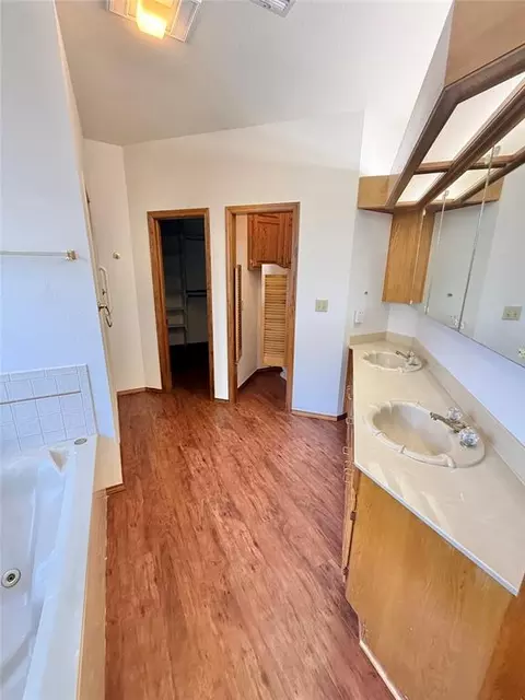 Bath - 2912 Learly Ln, Altus, OK 73521 photo 5 of 9