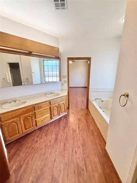 Bath - 2912 Learly Ln, Altus, OK 73521 photo 7 of 9