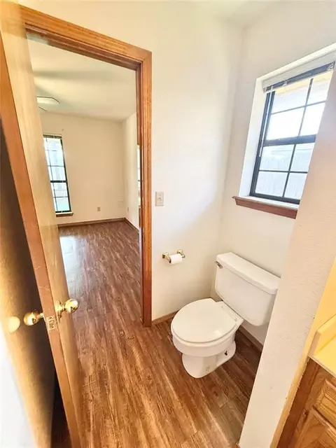 Bath - 2912 Learly Ln, Altus, OK 73521 photo 3 of 9