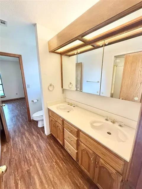 Bath - 2912 Learly Ln, Altus, OK 73521 photo 1 of 9