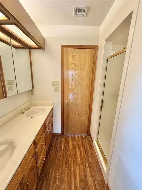 Bath - 2912 Learly Ln, Altus, OK 73521 photo 2 of 9