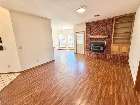 Living - 2912 Learly Ln, Altus, OK 73521 photo 3 of 5