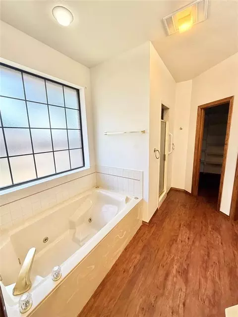 Bath - 2912 Learly Ln, Altus, OK 73521 photo 6 of 9