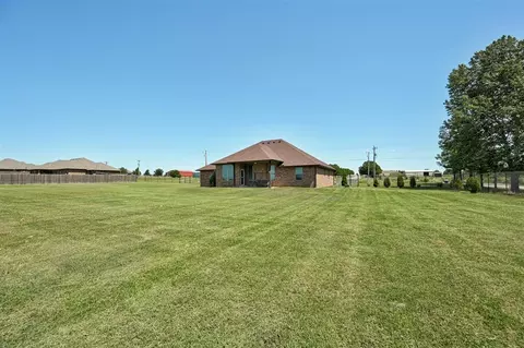 Exterior - 2133 E Sooner Rd, Tuttle, OK 73089 photo 5 of 7